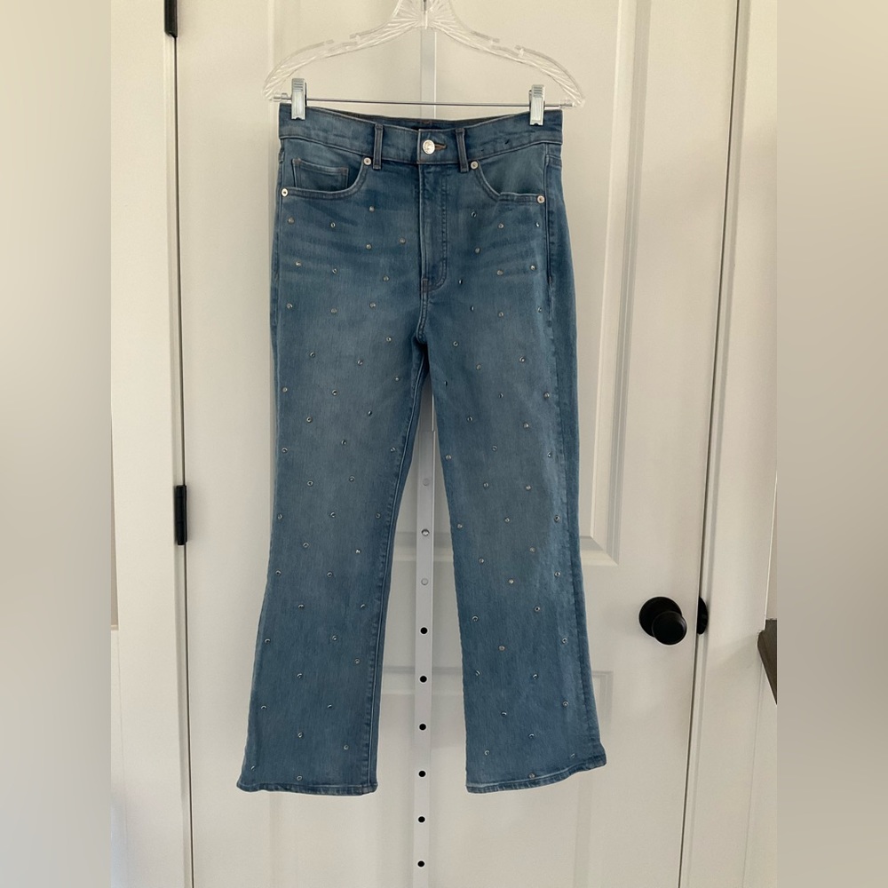 Express Jeans.
Size 6.
Studded Jewels On The Front Side.
Very Good Condition.
